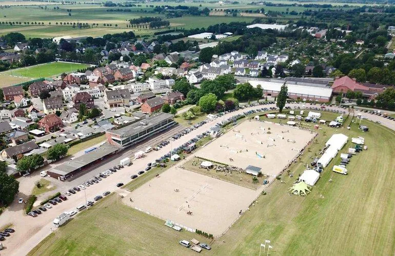 Luftbild der Verbandsanlage Elmshorn mit zwei großen Turnierplätzen, Zelten, Tribünengebäude, weiten Grünflächen und ausgedehnten Parkflächen