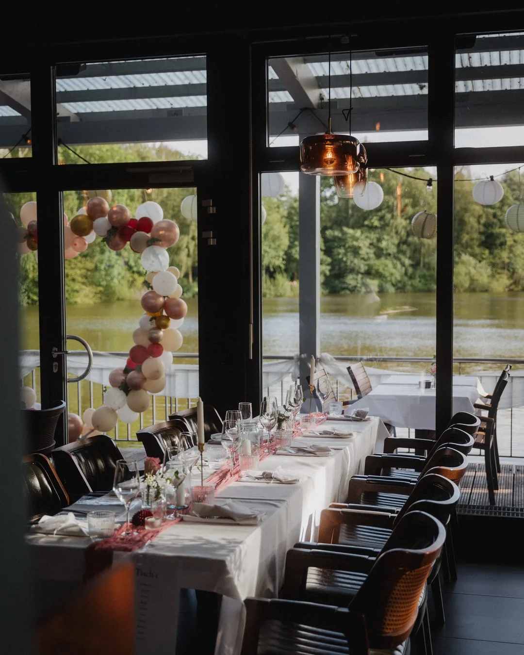 Echte Hochzeitstafel bei Harry's – Haus am See in Elmshorn, festlich eingedeckt