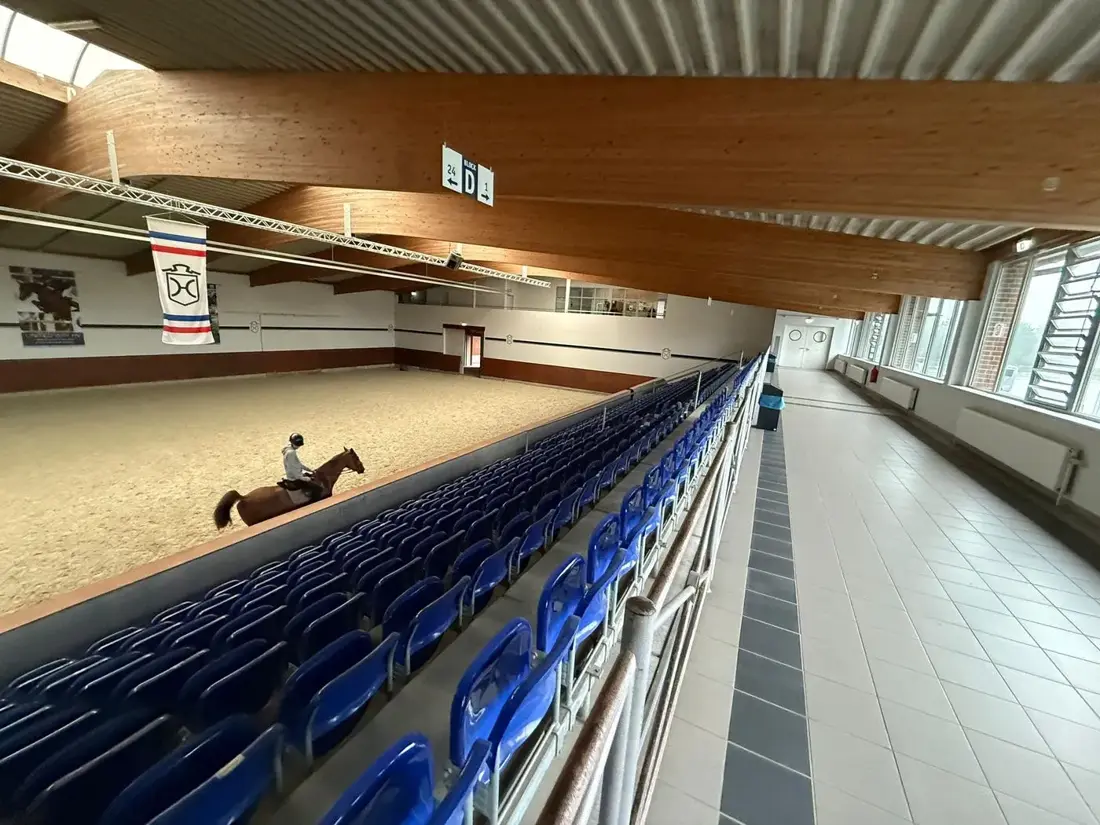 Tribüne und Umgang der Fritz-Thiedemann-Halle mit Fensterfront