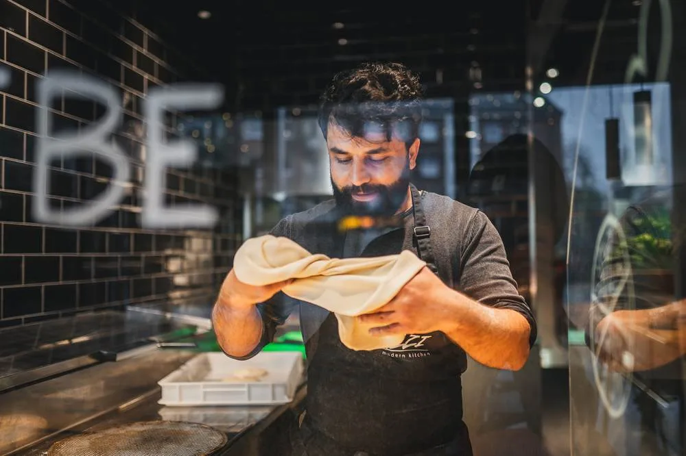 Pizzaiolo bei der Arbeit in der offenen Küche des Lugacci in Elmshorn