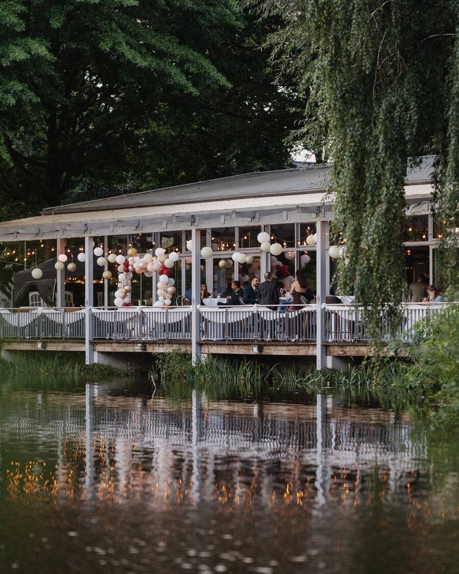 Hochzeit bei Harry's – Haus am See in Elmshorn: festlich gedeckte Terrasse direkt am Wasser