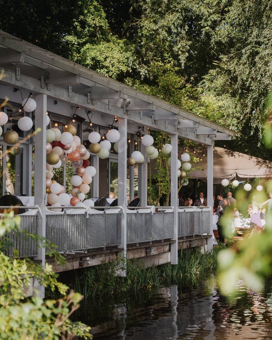 Abendstimmung auf der Hochzeitsterrasse am See bei Harry's Haus am See in Elmshorn